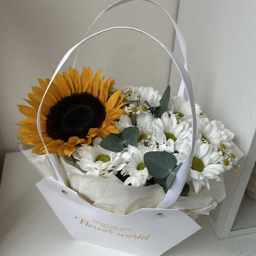 Композиция в сумочке на 1 сентября из подсолнуха, ромашки и хризантемы🌼