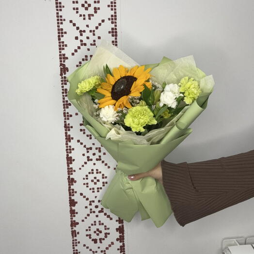 Букет с подсолнухом и диантусами «Лето в ладонях»