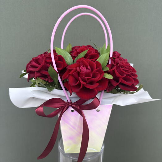 Композиция в сумочке из красных роз «Amore Rosso»