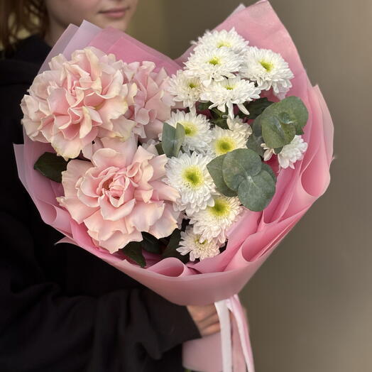 Букет с французской розой и хризантемой в стильной упаковке 🌸💖