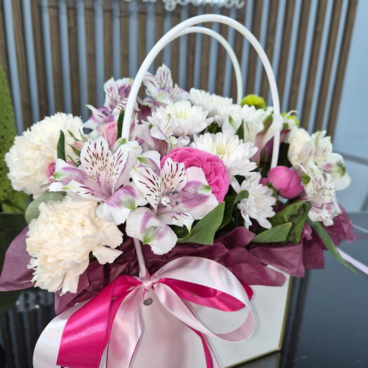 Композиция из роз и хризантем и альстромерий