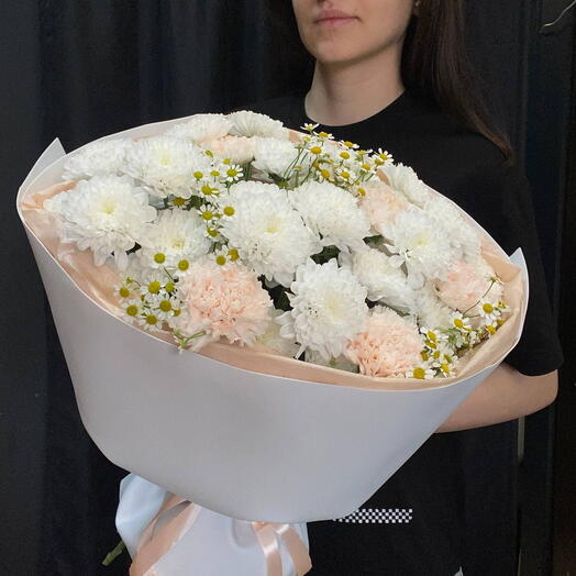 Букет из кустовых хризантем, диантусов и ромашек