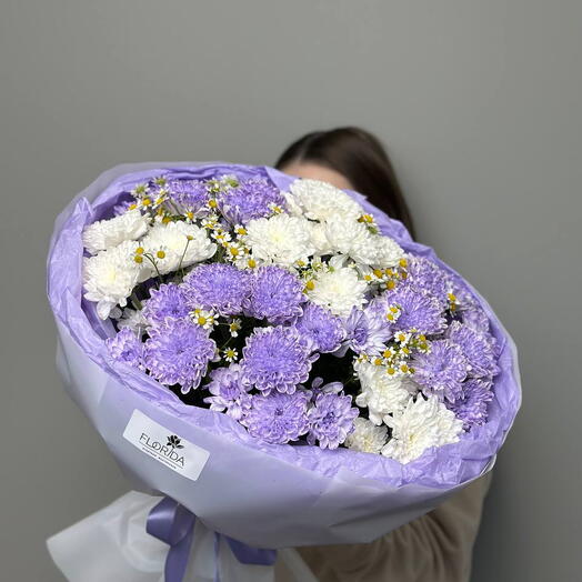 Дыхание лета (букет с кустовой хризантемой и ромашками)