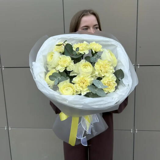 Букет из ранункулюсов и диантусов