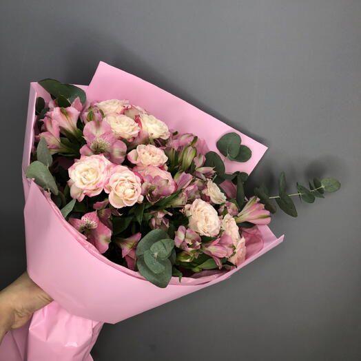 Букет нежных кустовых роз с альстромериями и эвкалиптом🌸☘️🌸