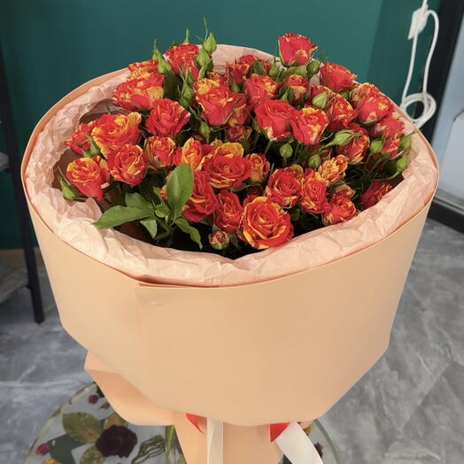 Букет из 9 веток яркой кустовой розы ФаерВокс