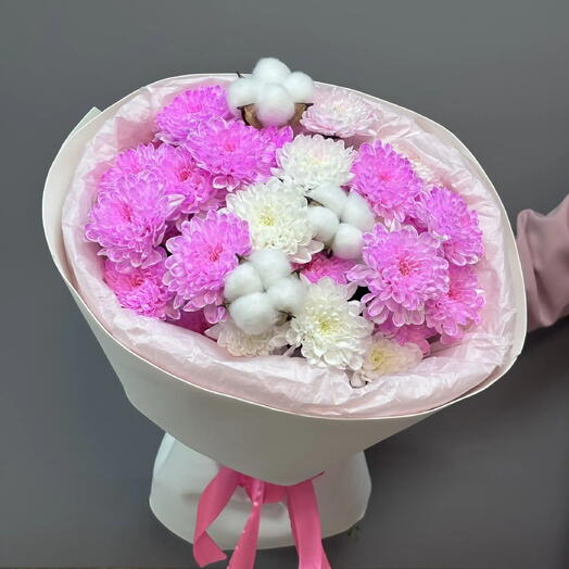 Букет из микс кустовых хризантем и хлопка