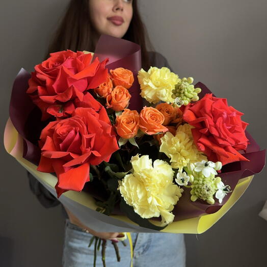 Букет яркий осенний. Красные розы, диантусы, кустовые розы