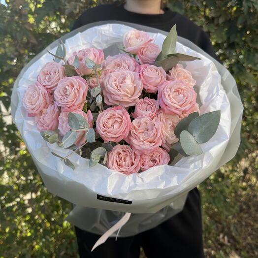 Нежная пионовидная кустовая роза с эвкалиптом Bloom room