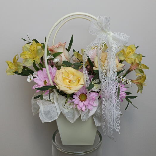 Композиция в сумочке с альстромерией, хризантемой и розами 🌼