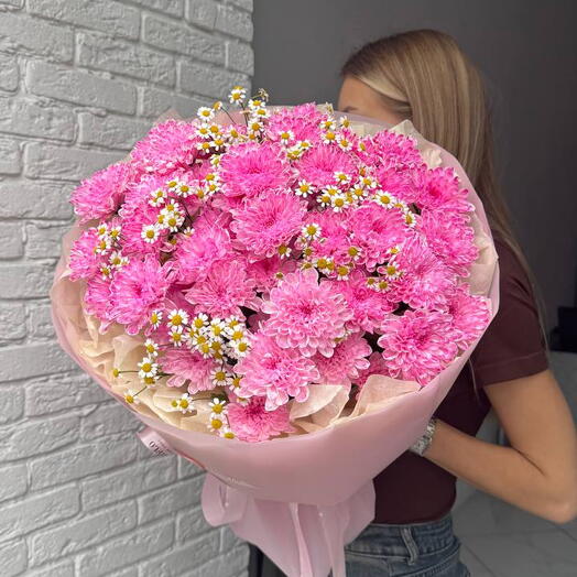 Розовые хризантемы с ромашками