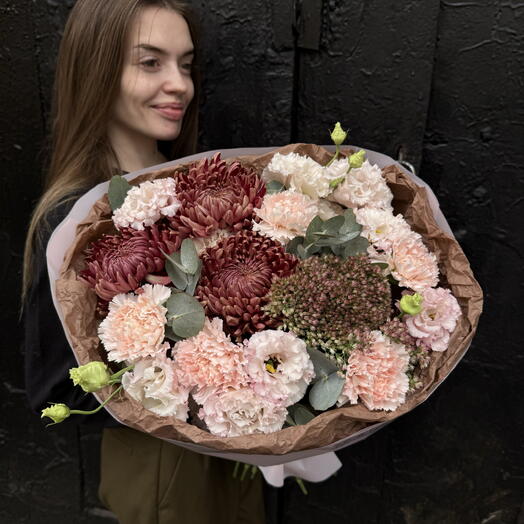 Букет с винными хризантемами Бигуди, фермерской эустомой и седумом