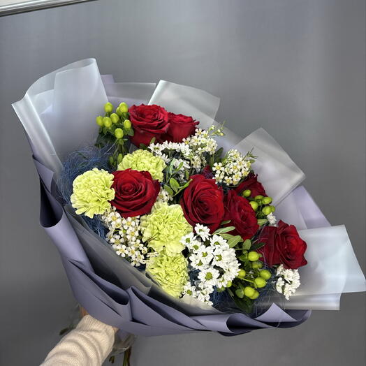 Букет с розами,диантусами,сантини,,хиперикумом🌺🌺🌺