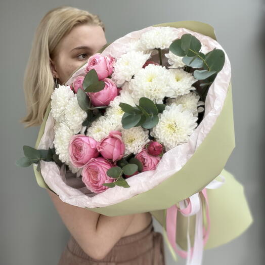 Букет из хризантем и пионовидных кустовых роз 🌸