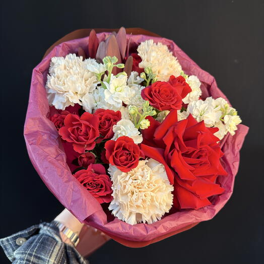 Букет алый вечер с французской розой и маттиолой 🌹