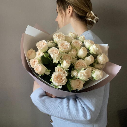 Пионовидные кустовые розы нежные