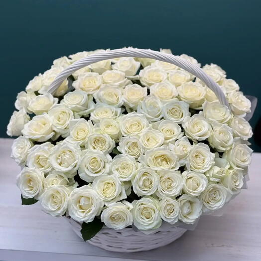 Белые розы в корзине