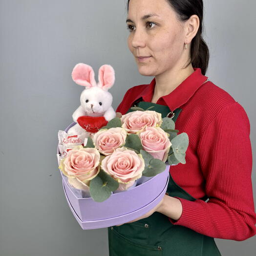 Композиция в коробке сердце с розами и конфетами рафаэлло