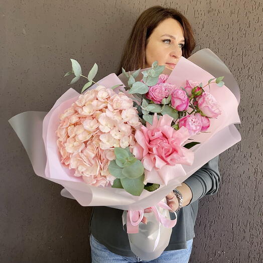 Букет из гортензии, французской розы и кустовых роз
