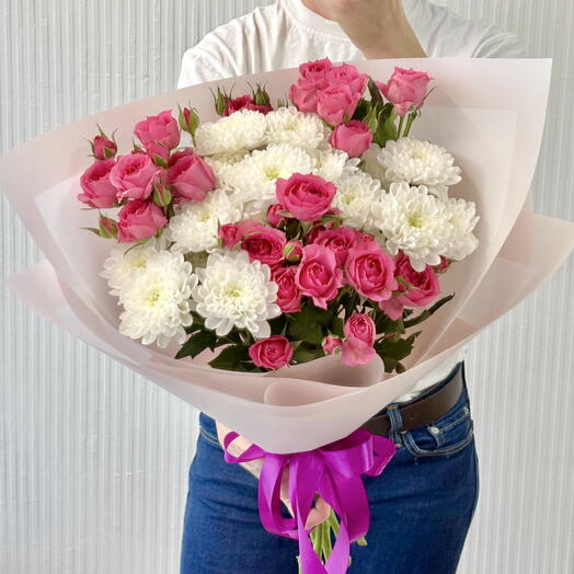 💕Объемный букет из розовых кустовых роз и белых кустовых хризантем💕