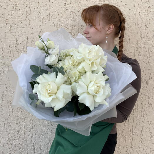 Белые розы, гортензия, эустома