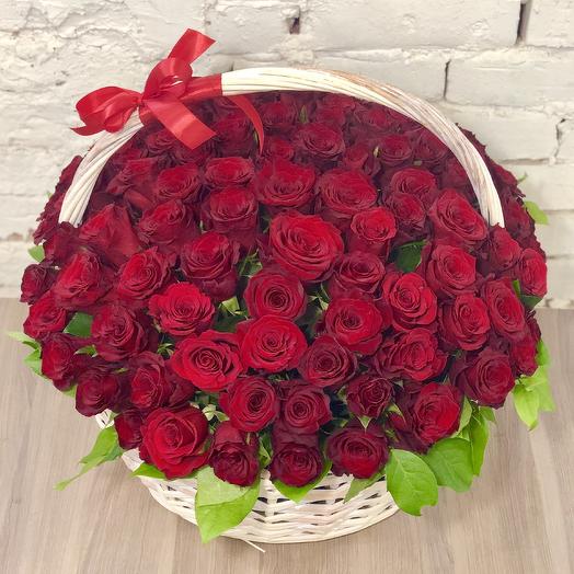 La papelera de reciclaje de 101 de la rosa roja