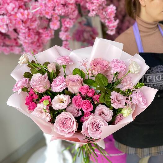 Pink bouquet with bush rose