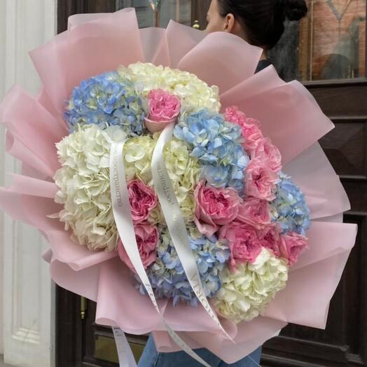 Hortensias y rosas de peonía