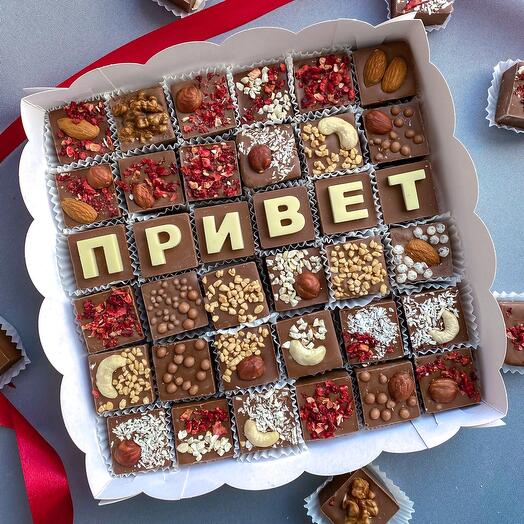 Шоколадные буквы и конфеты «привет»