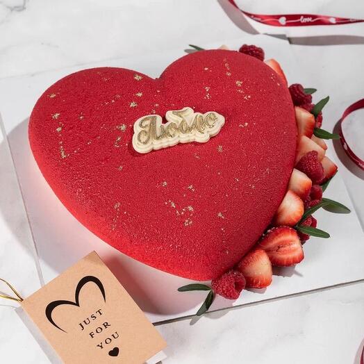 Торт в виде сердца LOVE