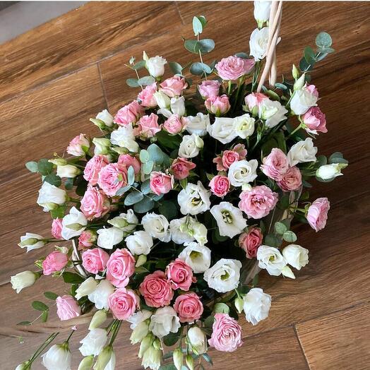 Корзина с розами, лизиантусом и ароматным эвкалиптом