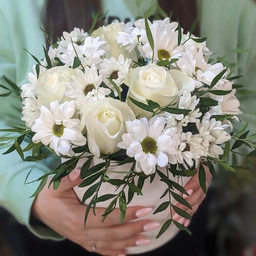 Коробка белая с розами 3