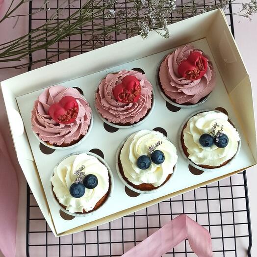 Cupcakes en el surtido (zanahoria y vainilla) para mamá, hermana, hija, esposa, abuela, novia