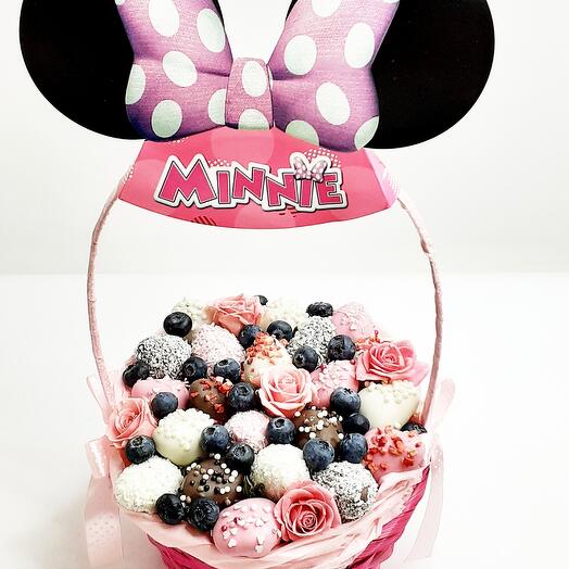 Корзина с клубники в шоколаде с кустовой розой "MINNIE"