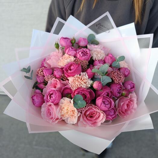 A chic mix with peony roses