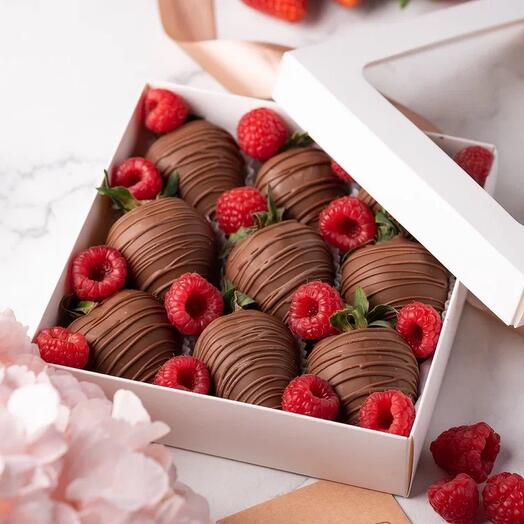 Клубника в шоколаде «Raspberry» (9-12 ягод)