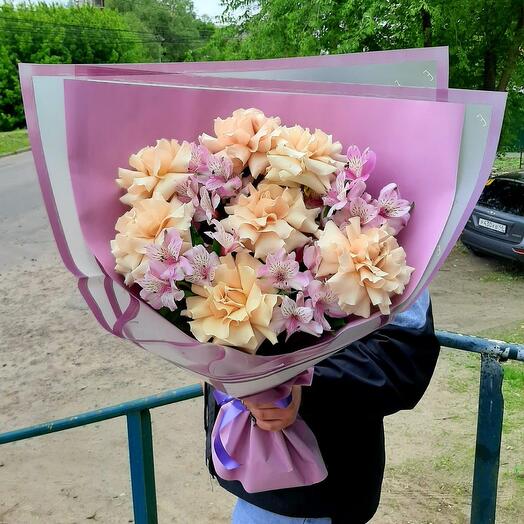 Французская кружевная роза с альстромерией