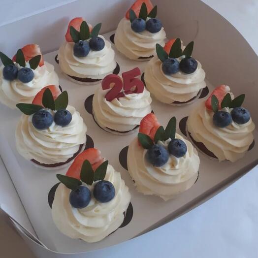 Капкейки ассорти с цифрой на день рождения в подарок