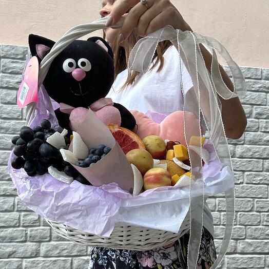 Мягкая игрушка, фрукты и ягоды в корзине