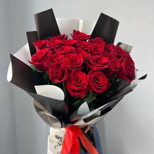 Букет алых роз