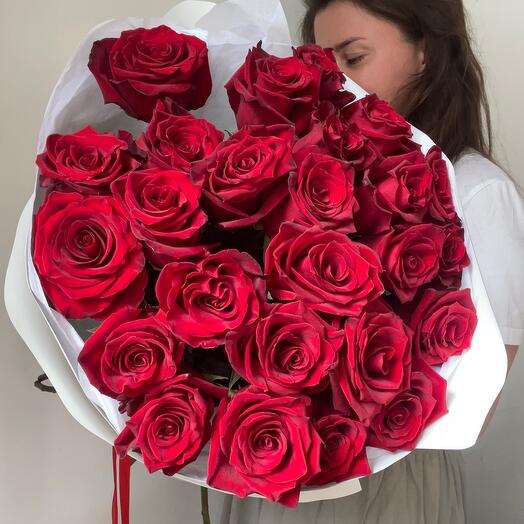 25 роз бордовых