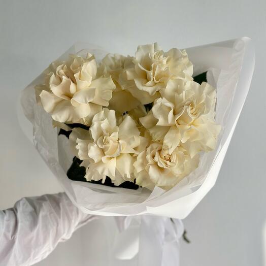 Букет из пышных белых роз