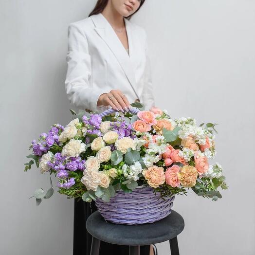 Basket with bushy peony-shaped rose Juliet