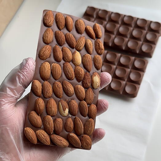Шоколадная плитка с миндалем