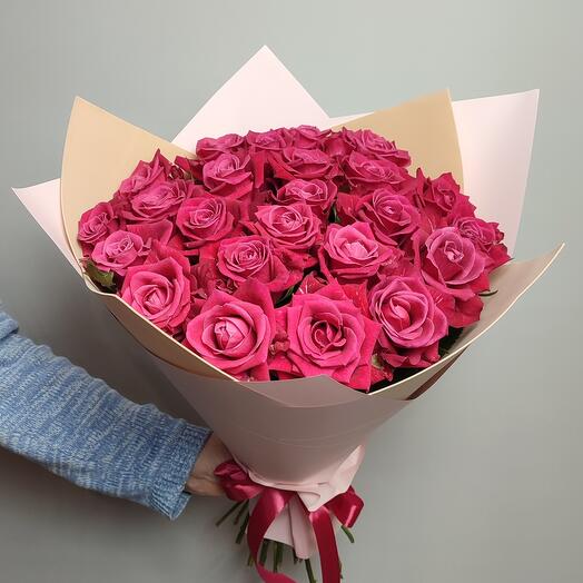 25 розовых роз