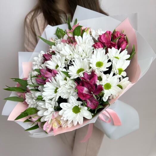 Ramo de alstroemeria y crisantemos en la decoración