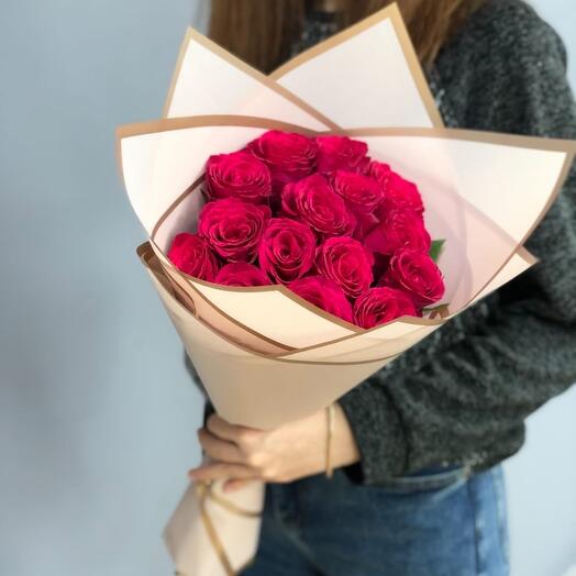 Букет из 15 малиновых роз с оформлением
