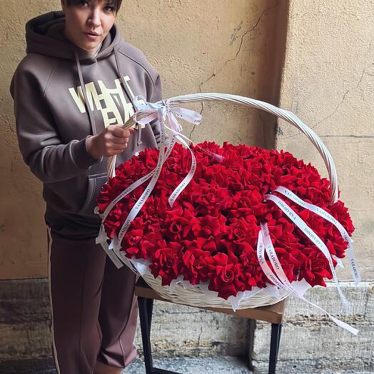 Cesta de flores de 51 rosas francesas rojas "momento de pasión"