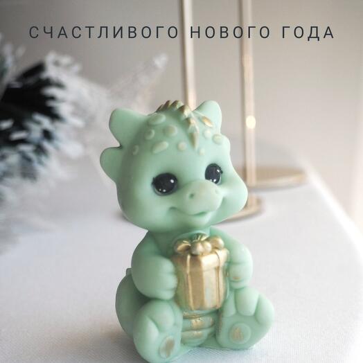 Дракоша с подарком