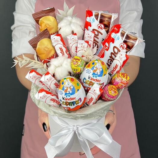 Композиция в коробке. Конфеты KINDER, шоколадные батончики, чупа-чупс и белый Хлопок (S)